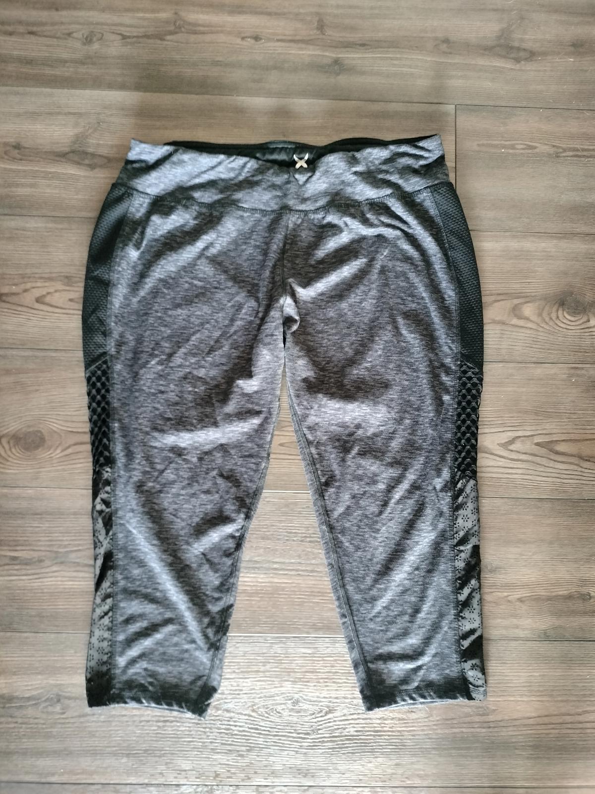 Grey capri activewear legging pants