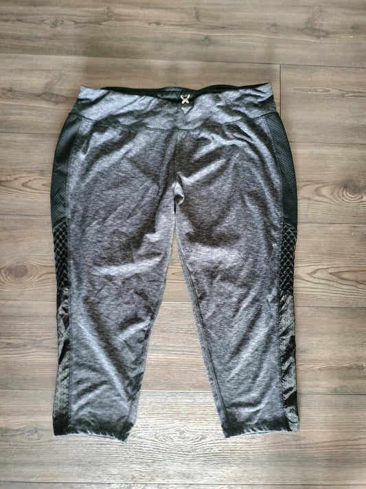 Grey capri activewear legging pants