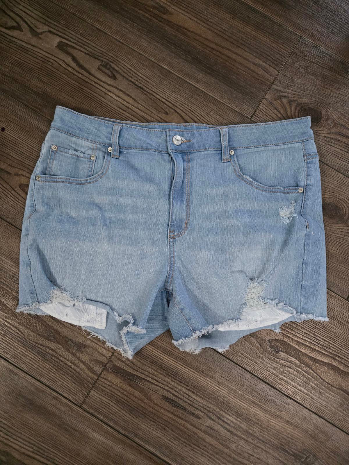Light wash Cut off stretchy jean shorts
